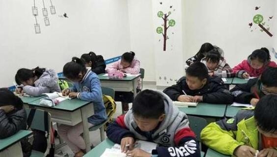 时讯：寒门学子流泪揭秘清华生活：自卑压力大(图)