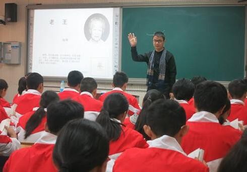 要闻：洛阳市实验中学：设计防近课桌预防学生近视